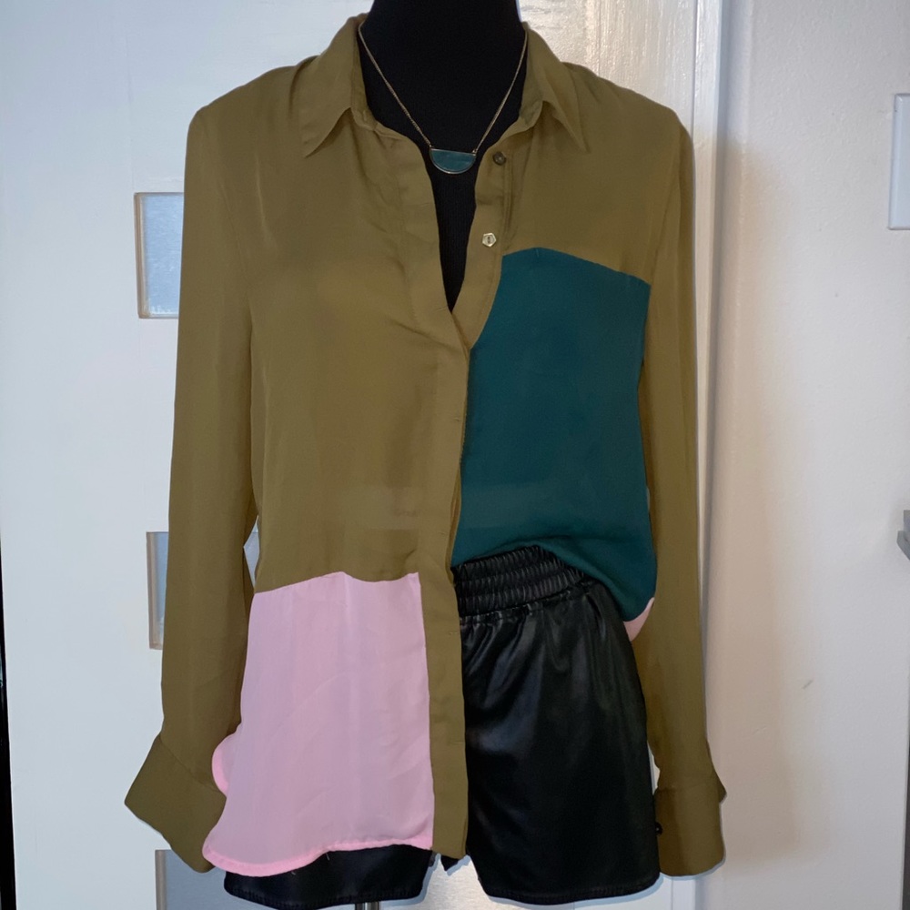 Cute button down blouse. Never worn